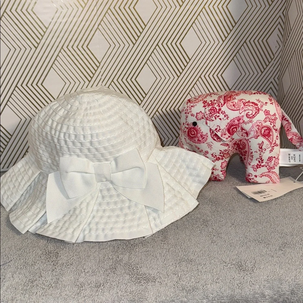 Janie and Jack hat NWT White bucket Hat with bow and‎ pleats and elephant rattle